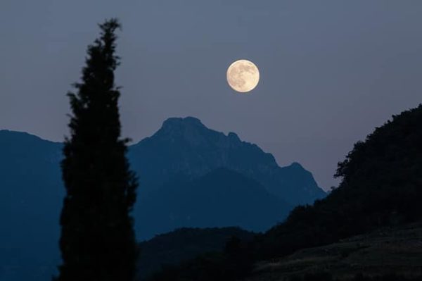 Does the moon produce its own light?